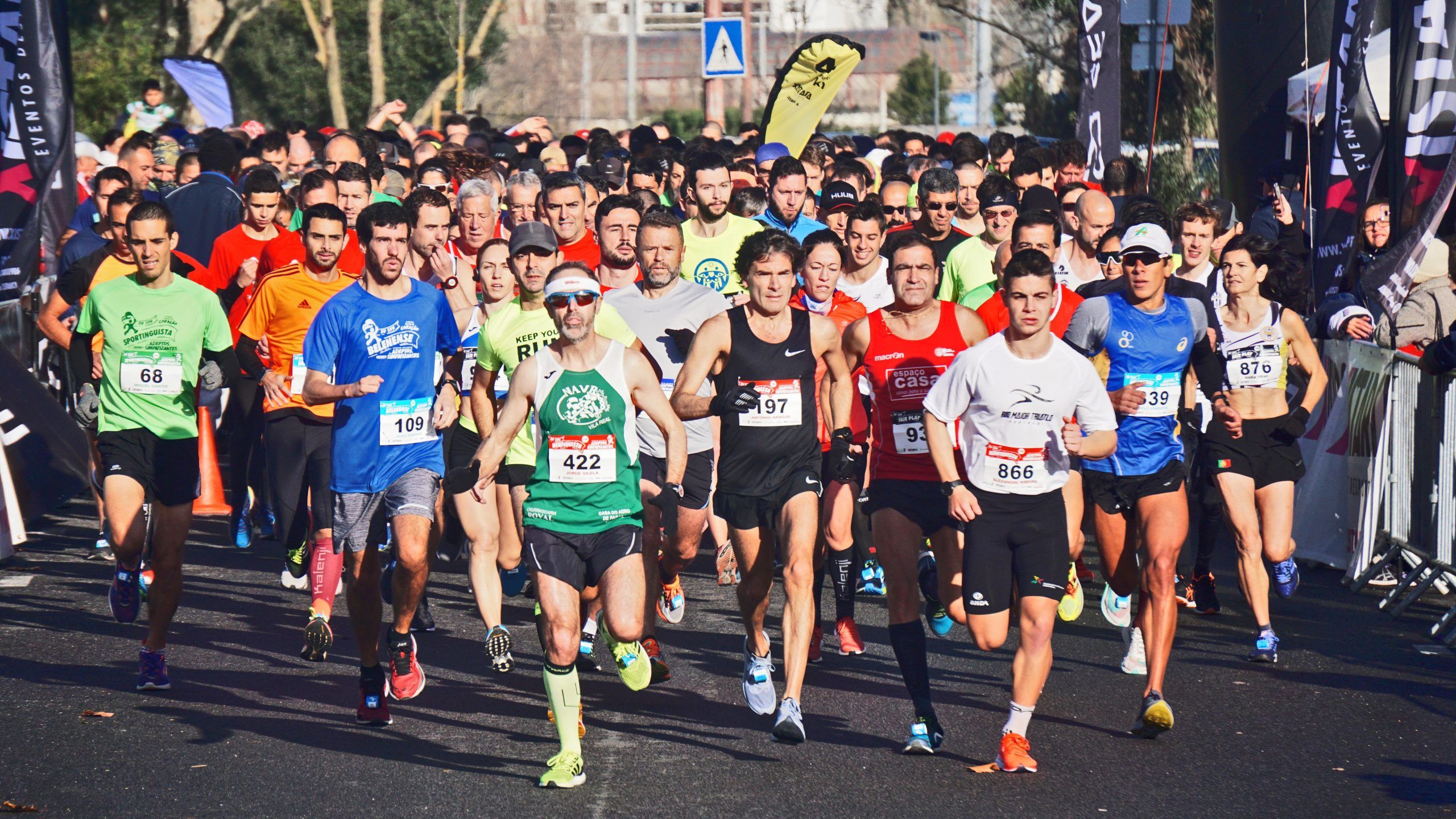 Un grupo de gente compite corriendo un maratón